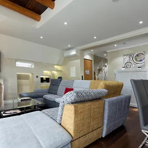 https://the-queen-luxury-apartments-villa-vinicia.luxembourghotelsguide.com